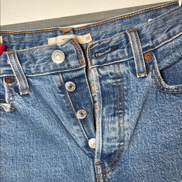 Levi's Wedgie Blue Ankle Cropped Jeans with Vintage Appeal - Picture 3 of 7